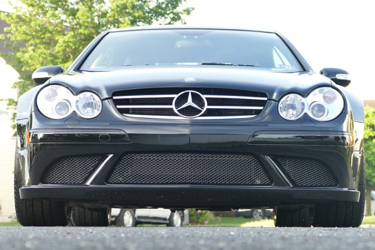 Một chiếc Mercedes-Benz CLK 63 AMG Black Series đời 2008 đang được chủ nhân rao bán trên trang đấu giá Bringatrailer với mức giá hiện tại là 95.000 USD (hơn 2,2 tỷ dồng). Ngoại hình tổng thể vẫn còn khá mới và chiếc xe chỉ lăn bánh được 2.575 km.