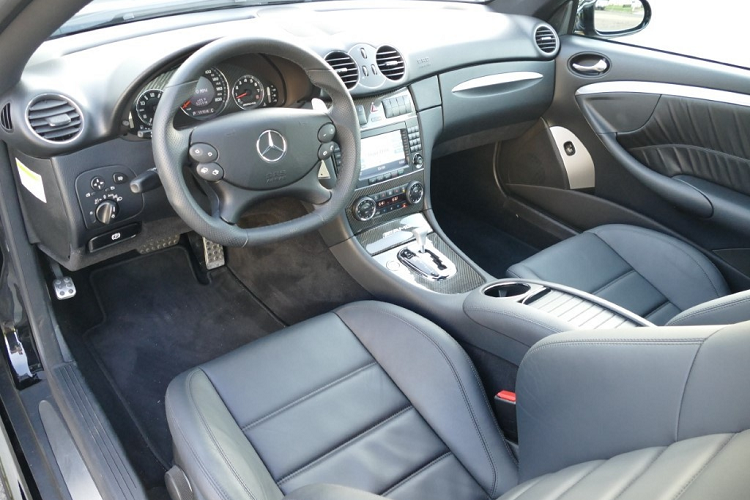 Ghế ngồi bọc da bên trong vẫn là nguyên bản, khu vực cần số được ốp sợi carbon. Các tiện nghi trên xe bao gồm âm thanh vòm Harman Kardon, điều hòa 2 vùng, thảm sàn AMG... Những chiếc CLK 63 AMG Black Series được loại bỏ hàng ghế sau nhằm giảm khối lượng cho xe.