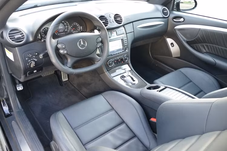 Ghế ngồi bọc da bên trong vẫn là nguyên bản, khu vực cần số được ốp sợi carbon. Các tiện nghi trên xe bao gồm âm thanh vòm Harman Kardon, điều hòa 2 vùng, thảm sàn AMG... Những chiếc CLK 63 AMG Black Series được loại bỏ hàng ghế sau nhằm giảm khối lượng cho xe.