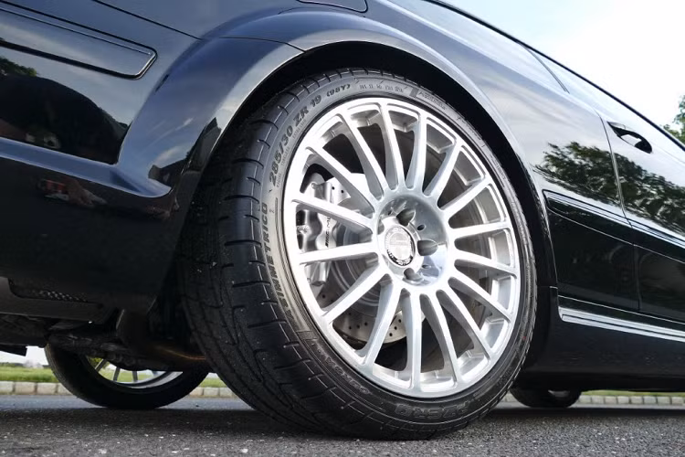 Mercedes-Benz CLK đời cũ hơn 10 năm tuổi này vẫn dùng bộ mâm 19 inch đa chấu nguyên bản cùng bộ lốp Pirelli P Zero Corsa. Kích thước lốp trước và sau lần lượt là 265/30 và 285/30. Hệ thống treo trên xe có thể tùy chỉnh độ cao theo yêu cầu người lái.
