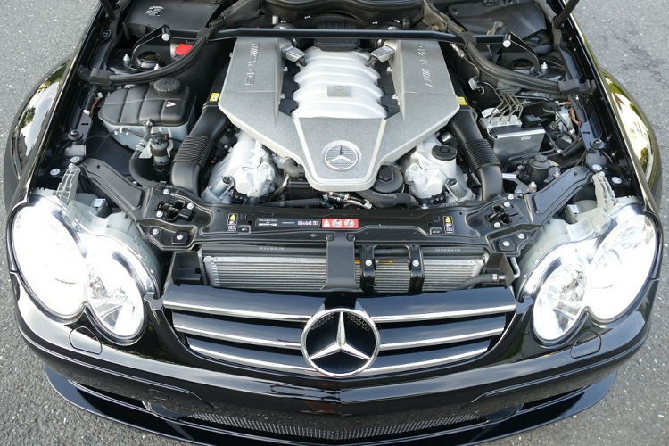 Phía dưới nắp capô là động cơ M156 V8 hút khí tự nhiên 6.2L, công suất 500 mã lực tại 6.800 vòng/phút và tạo ra mô-men xoắn cực đại 630 Nm tại 5.250 vòng/phút. Sức mạnh được truyền đến bánh sau thông qua hộp số tự động 7 cấp. Giá xe Mercedes-Benz CLK 63 AMG này được xem là khá cao, tuy nhiên vẫn nhiều dân mê xe muốn sưu tầm nó.