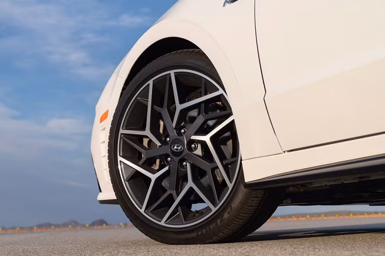 Sedan thể thao được trang bị bộ mâm 19 inch và hệ thống phanh hiệu suất cao gồm các đĩa phanh 345 mm ở phía trước và 235 mm ở sau.