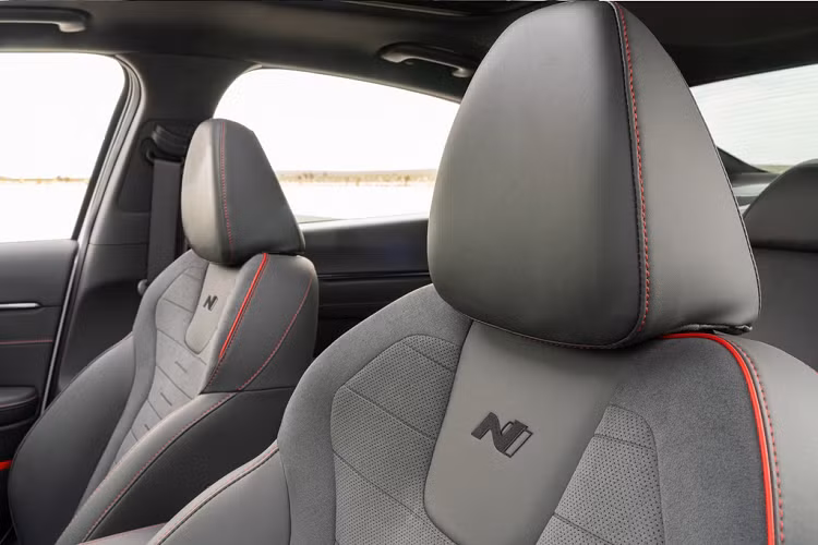 Tại Mỹ, giá xe Hyundai Sonata N Line 2021 bán ra từ 33.200 USD (khoảng 769 triệu đồng). Với mức giá này, Sonata N Line đắt hơn 10.000 USD so với Sonata tiêu chuẩn nhưng vẫn rẻ hơn 600 USD so với Sonata Limited cao cấp nhất. Xe sẽ có mặt tại đại lý từ cuối tháng này.