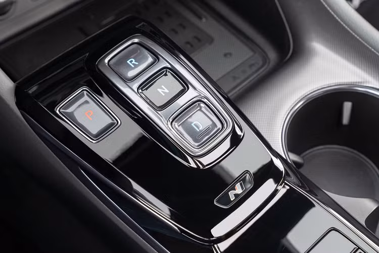 Các công nghệ an toàn trên xe gồm cảnh báo va chạm phía trước tích hợp phát hiện người đi bộ, kiểm soát hành trình thông minh với tính năng Stop &amp; Go, cảnh báo điểm mù, cảnh báo phương tiện phía sau khi lùi, đèn chiếu sáng thông minh, hỗ trợ giữ làn đường...