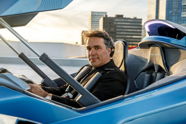 Để làm được điều đó, chiếc D12 trang bị cơ cấu truyền động hybrid tiên tiến, gồm động cơ hút khí tự nhiên V12 có dung tích 7.6L với công suất 990 mã lực kết hợp cùng môtơ điện và hộp số tự động 8 cấp.