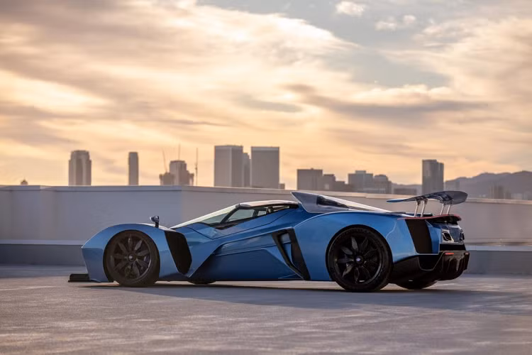 Hãng xe Pháp tự tin khẳng định D12 có thể đánh bại bất cứ kỷ lục tốc độ nào tại trường đua Nürburgring Nordschleife. Dù vậy, xe vẫn đủ tiện nghi và dễ điều khiển để có thể sử dụng hàng ngày, cũng như hoàn toàn hợp lệ khi lưu thông trên đường phố.