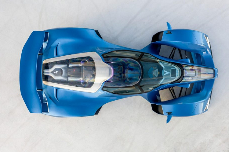 Cả 2 phiên bản đều mang ngoại hình tương đồng nhau, cấu trúc 1 chỗ ngồi theo phong cách xe đua F1 với ghế thể thao làm từ sợi carbon, vô lăng thiết kế lạ mắt, màn hình thông tin kỹ thuật số cỡ lớn và hệ thống âm thanh cao cấp.