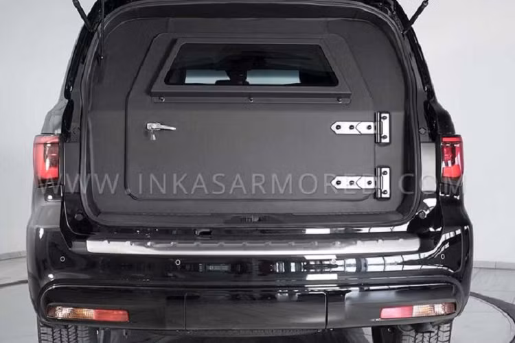 Ngoài ra, Infiniti QX80 Inkas còn được trang bị bộ lốp Run-flat giúp xe vẫn có thể chạy tiếp kể cả trường hợp bị bắn thủng lốp. Cốp sau được tăng cường một bộ cửa bằng thép với kính chống đạn giúp gia tăng sự bảo vệ cho người ngồi bên trong xe