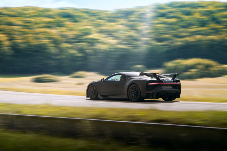 Chiếc xe phải cực kỳ chính xác và có thể dự đoán được, nhưng cũng dễ lái theo cách thông thường của Bugatti – cho dù trên đường đua hay đường phố”, Jachin Schwalbe, Trưởng phòng phát triển khung gầm cho biết.