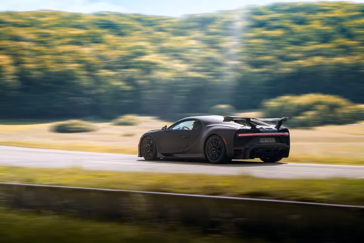 Chiếc xe phải cực kỳ chính xác và có thể dự đoán được, nhưng cũng dễ lái theo cách thông thường của Bugatti – cho dù trên đường đua hay đường phố”, Jachin Schwalbe, Trưởng phòng phát triển khung gầm cho biết.