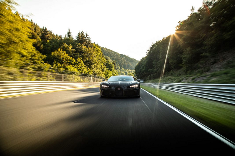 Cùng với đó, chiếc siêu xe đường đua này cũng sở hữu nhiều nâng cấp ngoại thất, cải tiến hệ thống treo, cắt giảm trọng lượng nhằm mục đích vận hành tốt hơn trên đường đua.