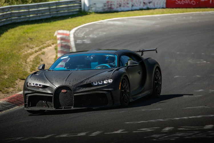 Bugatti Chiron sẽ được sản xuất giới hạn đến 60 chiếc trên toàn thế giới, giá bán khởi điểm của mỗi chiếc sẽ ở vào mức 3 triệu Euro.