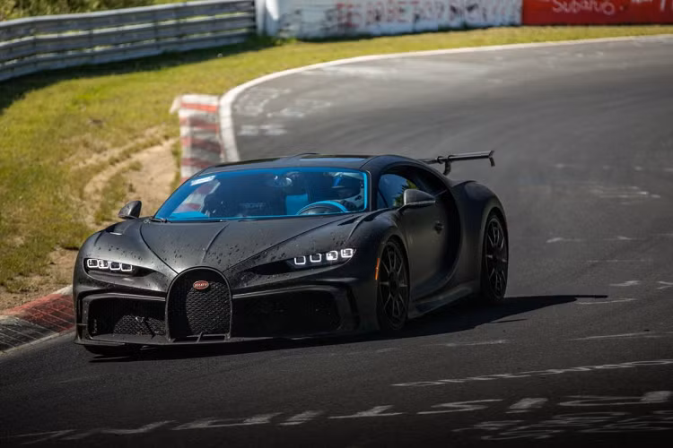 Bugatti Chiron sẽ được sản xuất giới hạn đến 60 chiếc trên toàn thế giới, giá bán khởi điểm của mỗi chiếc sẽ ở vào mức 3 triệu Euro.
