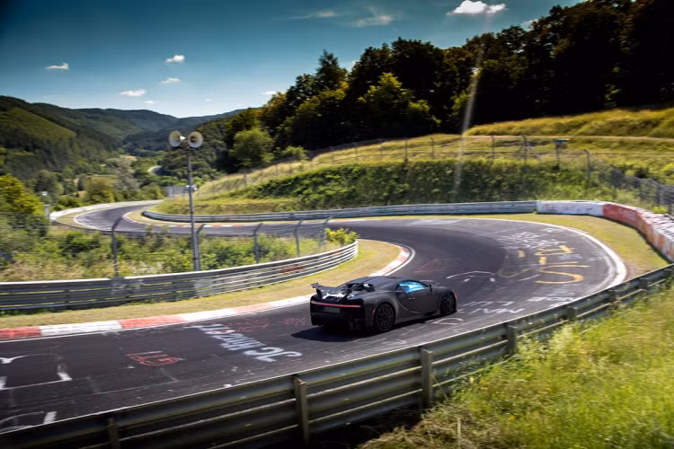 Với địa hình bất thường và nhiều khúc cua và khu vực tốc độ cao, nhất là từ Döttinger Höhe trở đi, Nordschleife là một đường đua đòi hỏi nhiều kỹ năng đến từ người lái và chiếc xe, điều đó cũng khiến đây là nơi lý tưởng để phát triển chiếc xe mới của chúng tôi,…”, ông Stefan Ellrott, Trưởng bộ phận phát triển của hãng siêu xe Bugatti chia sẻ.