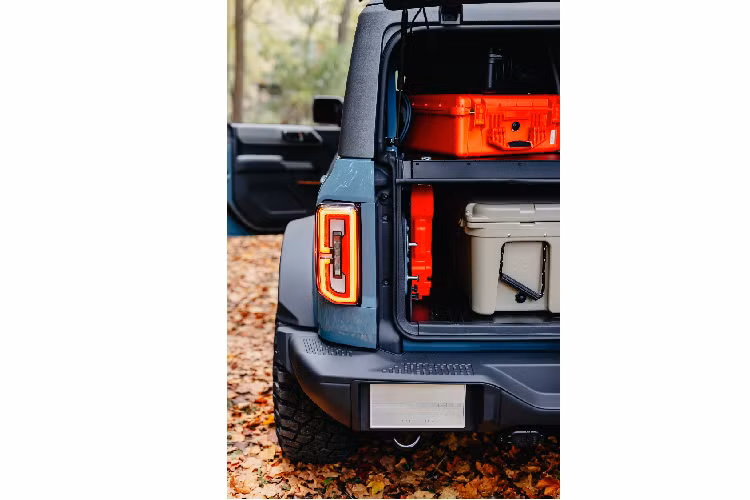 Ở phía sau, Bronco Overland Concept có chứa tất cả những gì bạn cần để tồn tại ở nơi hoang dã, bao gồm tủ lạnh ARB, bộ dụng cụ nấu ăn và bếp nấu, tất cả đều được bố trí ngăn nắp trong một hệ thống quản lý hàng hóa tích hợp. Tủ lạnh có thể trượt ra khỏi khung đỡ, và chiếc xe cũng có chứa sẵn bàn và ghế phụ để tạo thành chỗ ngồi ăn đàng hoàng.