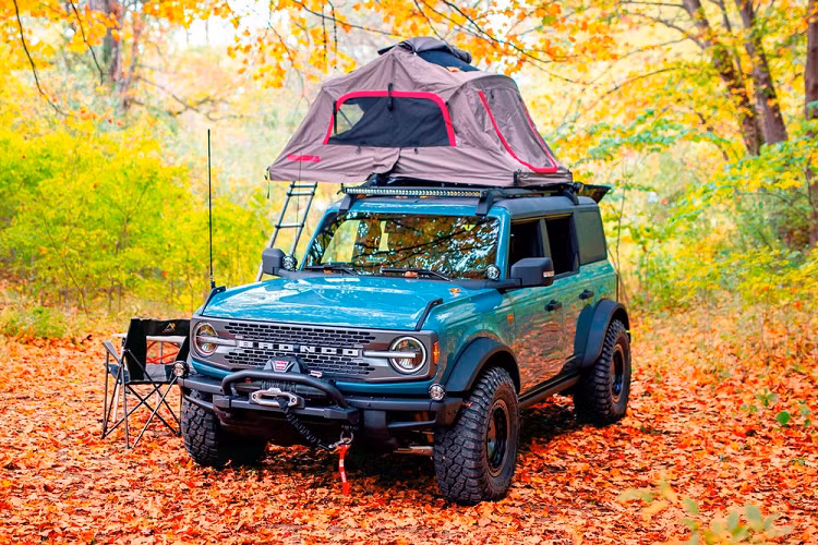  Ford Bronco 2021 mới vẫn chưa được bán tới tay người tiêu dùng, nhưng nhà sản xuất đã giới thiệu tới vài bản xe concept thú vị nhằm nhấn mạnh khả năng off-road đáng tin cậy của nó. Tại Bronco Super Celebration East, sự kiện tập hợp Bronco cổ điển lớn nhất nước Mỹ, Ford đã hé lộ một mẫu phiên bản concept khác của mẫu xe mới. Dựa trên bản 4 cửa, Bronco Overland Concept ra mắt trong vai trò một phương tiện đi cắm trại gia đình tiện ích.