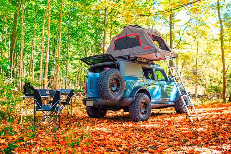 Ford Bronco Overland Concept mới có vai trò thể hiện vô số trang bị phụ kiện đối với Bronco tiêu chuẩn. Để có thể đáp ứng những chuyến đi phiêu lưu ở những nơi xa xôi hẻo lánh, Bronco Overland Concept được trang bị đầy đủ các thiết bị off-road và cắm trại, khiến nó trở thành chiếc xe hoàn hảo để vượt qua địa hình thử thách và sau đó dừng lại để cắm trại.