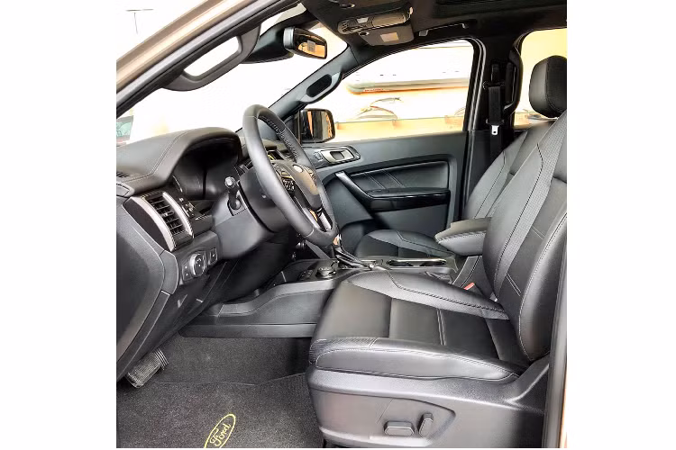 Ford Everest mặc dù không phải là dòng xe bán chạy nhất trong phân khúc SUV 7 chỗ cỡ trung tại Việt Nam, nhưng Everest luôn chiếm được cảm tình của người dùng bởi xe sở hữu thiết kế đẹp mắt, trang bị và tính năng tốt trong tầm giá.