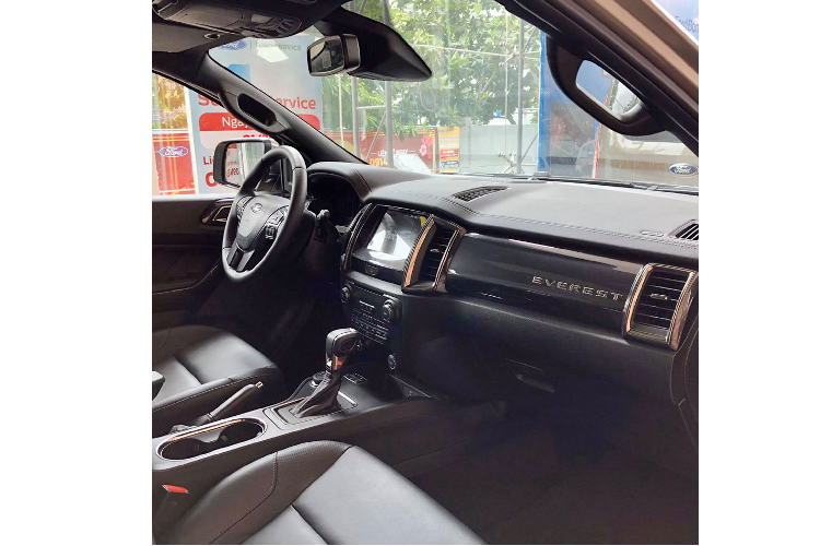 Theo mức giá xe Ford Everest 2.0 Bi-turbo cũ là 1,399 tỷ đồng, giá lăn bánh mẫu xe này tại TP HCM rơi vào khoảng 1,550 tỷ đồng. Làm một chút so sánh, Everest 2.0 Bi-turbo Titanium 4WD bản cũ rẻ hơn 50 triệu đồng so với lựa chọn Toyota Fortuner bản full 2.8AT 4x4 đang có giá lên đến 1,354 tỷ đồng.