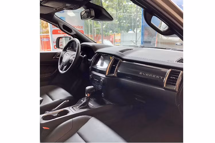 Theo mức giá xe Ford Everest 2.0 Bi-turbo cũ là 1,399 tỷ đồng, giá lăn bánh mẫu xe này tại TP HCM rơi vào khoảng 1,550 tỷ đồng. Làm một chút so sánh, Everest 2.0 Bi-turbo Titanium 4WD bản cũ rẻ hơn 50 triệu đồng so với lựa chọn Toyota Fortuner bản full 2.8AT 4x4 đang có giá lên đến 1,354 tỷ đồng.