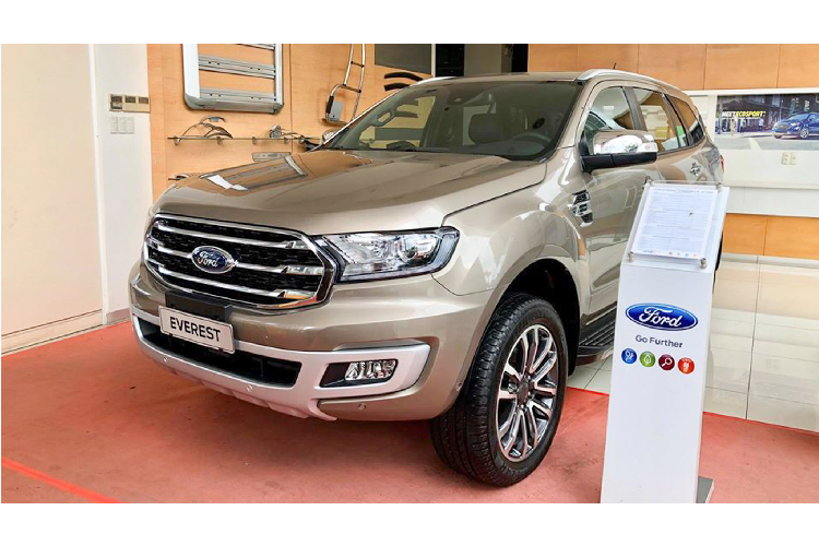 Các đại lý của Ford Việt Nam đã giảm giá Ford Everest tới 100 triệu đồng cho phiên bản 2.0 Bi-turbo Titanium 4WD cao cấp nhất đời 2019, mức giá giảm từ 1,399 xuống còn 1,299 tỷ đồng. Đây là mức giá cực kỳ hấp dẫn dành cho khách hàng đang quan tâm SUV 7 chỗ cỡ trung full opitions nói chung, hay dòng xe Everest nói riêng.