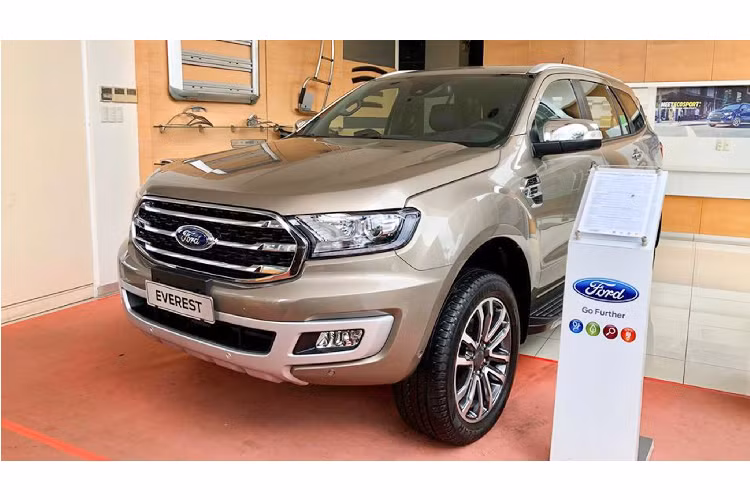 Các đại lý của Ford Việt Nam đã giảm giá Ford Everest tới 100 triệu đồng cho phiên bản 2.0 Bi-turbo Titanium 4WD cao cấp nhất đời 2019, mức giá giảm từ 1,399 xuống còn 1,299 tỷ đồng. Đây là mức giá cực kỳ hấp dẫn dành cho khách hàng đang quan tâm SUV 7 chỗ cỡ trung full opitions nói chung, hay dòng xe Everest nói riêng.