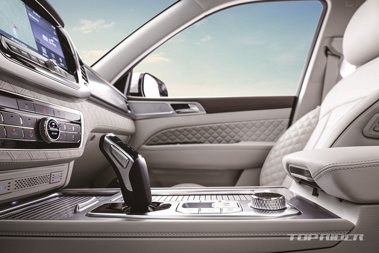 Bên trong, SsangYong Rexton 2021 được trang bị không gian nội thất bọc da tạo cảm giác sang trọng và cao cấp. Từ ghế, mặt cửa đến mặt táp-lô đều được bọc da và khâu hình quả trám. Ngoài ra, mẫu SUV cỡ trung này được trang bị vô lăng 4 chấu chữ D hoàn toàn mới, bảng đồng hồ kỹ thuật số với màn hình 12,3 inch và màn hình chỉnh đèn thay cho các nút bấm cơ học cũ. Riêng hàng ghế sau được nâng cấp và có thể ngả tối đa 139 độ.