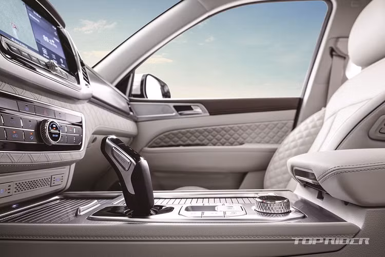 Bên trong, SsangYong Rexton 2021 được trang bị không gian nội thất bọc da tạo cảm giác sang trọng và cao cấp. Từ ghế, mặt cửa đến mặt táp-lô đều được bọc da và khâu hình quả trám. Ngoài ra, mẫu SUV cỡ trung này được trang bị vô lăng 4 chấu chữ D hoàn toàn mới, bảng đồng hồ kỹ thuật số với màn hình 12,3 inch và màn hình chỉnh đèn thay cho các nút bấm cơ học cũ. Riêng hàng ghế sau được nâng cấp và có thể ngả tối đa 139 độ.