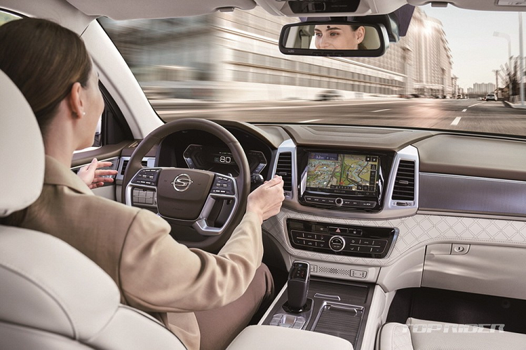 Nguồn cung cấp sức mạnh cho SsangYong Rexton 2021 là động cơ diesel 2,2 lít, tạo ra công suất tối đa 202 mã lực, tăng 15 mã lực so với phiên bản cũ. Động cơ này kết hợp với hộp số tự động 8 cấp với cần số điện tử và khóa vi sai chống trượt.