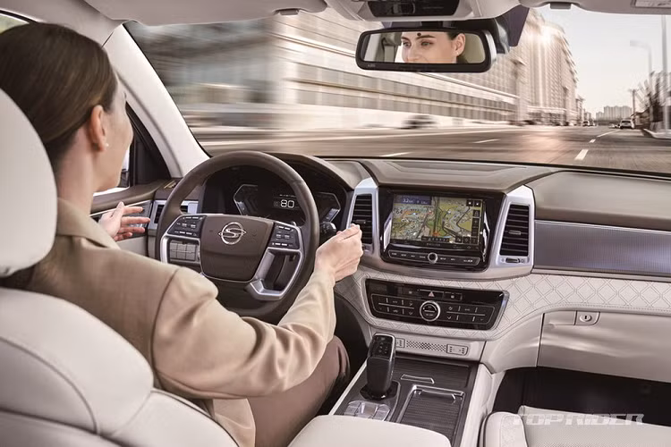 Nguồn cung cấp sức mạnh cho SsangYong Rexton 2021 là động cơ diesel 2,2 lít, tạo ra công suất tối đa 202 mã lực, tăng 15 mã lực so với phiên bản cũ. Động cơ này kết hợp với hộp số tự động 8 cấp với cần số điện tử và khóa vi sai chống trượt.