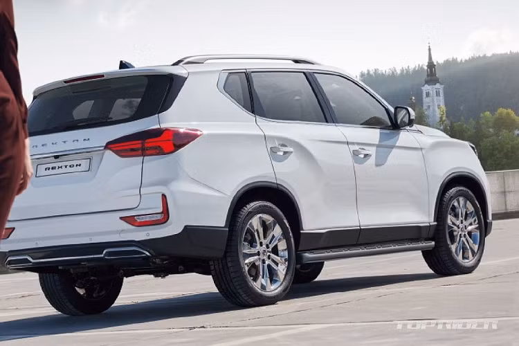 Ngoại thất mẫu xe SUV SsangYong Rexton 2021 đã thay đổi đáng kể với ngoại thất táo bạo và rắn rỏi hơn nhờ lưới tản nhiệt mới hình bát giác. Lưới tản nhiệt này chẳng những đi kèm viền dày dặn mà còn có mắt lưới dạng điểm hiện đại hơn. Nằm hai bên lưới tản nhiệt là cụm đèn pha vuông vắn với 4 bóng LED xếp hàng ngang. Bao quanh cụm đèn pha là dải đèn LED định vị ban ngày hình chữ C ngược. Bên dưới là đèn sương mù hình tam giác, nằm trong hốc cũng hình chữ C ngược trong khi cản trước được thiết kế hầm hố và thể thao hơn.