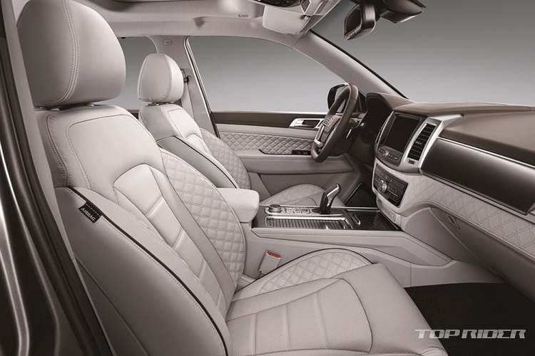 Vòng sang bên sườn, chúng ta sẽ thấy chắn bùn và bộ vành mới của Ssangyong Rexton 2021. Trong khi đó, ở đằng sau, mẫu SUV cỡ trung này có cụm đèn hậu LED nằm ngang với tạo hình chữ "T" bên trong. Bên dưới còn có cản sau khác biệt so với trước, đèn phản quang ôm lấy 2 góc và 2 đầu ống xả mạ crôm vuông vức.