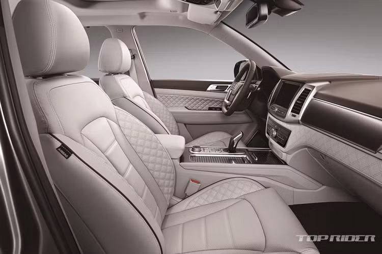 Vòng sang bên sườn, chúng ta sẽ thấy chắn bùn và bộ vành mới của Ssangyong Rexton 2021. Trong khi đó, ở đằng sau, mẫu SUV cỡ trung này có cụm đèn hậu LED nằm ngang với tạo hình chữ "T" bên trong. Bên dưới còn có cản sau khác biệt so với trước, đèn phản quang ôm lấy 2 góc và 2 đầu ống xả mạ crôm vuông vức.