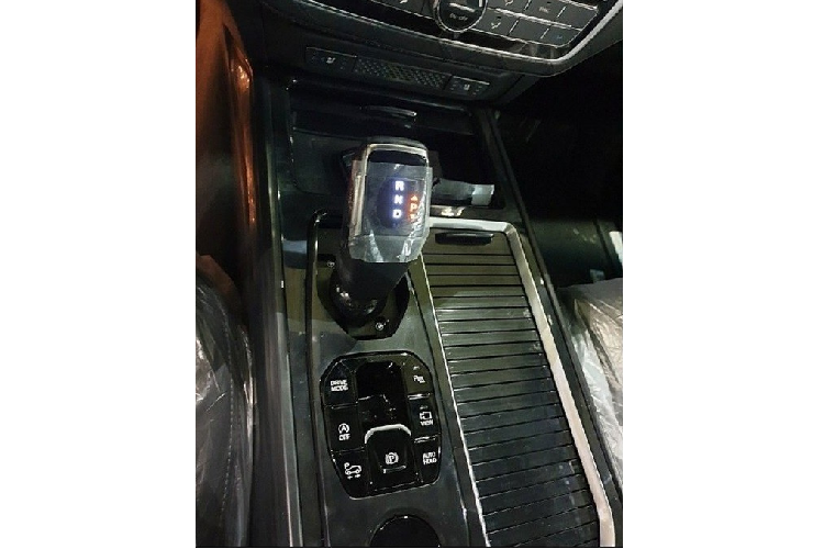 Khi mua SsangYong Rexton 2021, khách hàng Hàn Quốc có thể chọn phiên bản Black với ngoại thất màu đen tuyền. Phiên bản này được trang bị lưới tản nhiệt riêng, bộ vành hợp kim 20 inch và nội thất bọc da lộn.