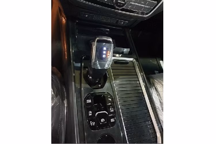 Khi mua SsangYong Rexton 2021, khách hàng Hàn Quốc có thể chọn phiên bản Black với ngoại thất màu đen tuyền. Phiên bản này được trang bị lưới tản nhiệt riêng, bộ vành hợp kim 20 inch và nội thất bọc da lộn.