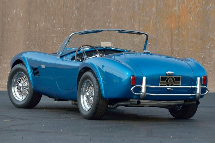 Cụ thể hơn, chiếc Shelby Cobra có khung gầm số CSX2195 đã được đặt hàng đặc biệt bởi Ford cho các sự kiện quảng cáo. Hoàn thiện trong màu xanh lam Guardsman Blue với nội thất màu đen, chiếc xe mang đậm dáng vẻ cổ điển với những dường nét thiết kế, và trang bị của một thời đã qua.