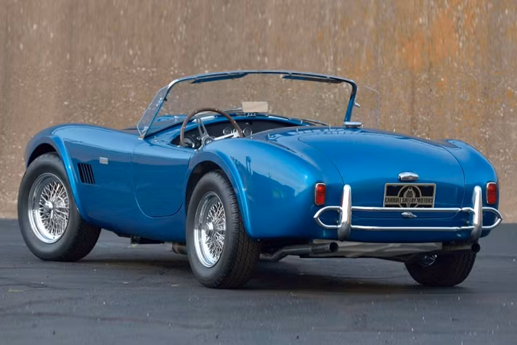 Cụ thể hơn, chiếc Shelby Cobra có khung gầm số CSX2195 đã được đặt hàng đặc biệt bởi Ford cho các sự kiện quảng cáo. Hoàn thiện trong màu xanh lam Guardsman Blue với nội thất màu đen, chiếc xe mang đậm dáng vẻ cổ điển với những dường nét thiết kế, và trang bị của một thời đã qua.