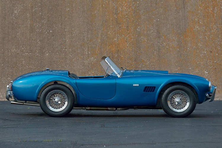 Gần 60 năm trước, giá xe Shelby Cobra thể thao thế này lên tới 5.995 USD, tương đương 50.500 USD ngày nay. Do đó, ta có thể thấy rằng giá trị của xe cổ điển quý hiếm sẽ biến đổi ra sao theo thời gian.