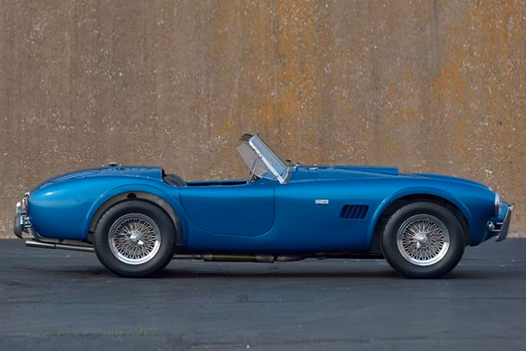 Gần 60 năm trước, giá xe Shelby Cobra thể thao thế này lên tới 5.995 USD, tương đương 50.500 USD ngày nay. Do đó, ta có thể thấy rằng giá trị của xe cổ điển quý hiếm sẽ biến đổi ra sao theo thời gian.