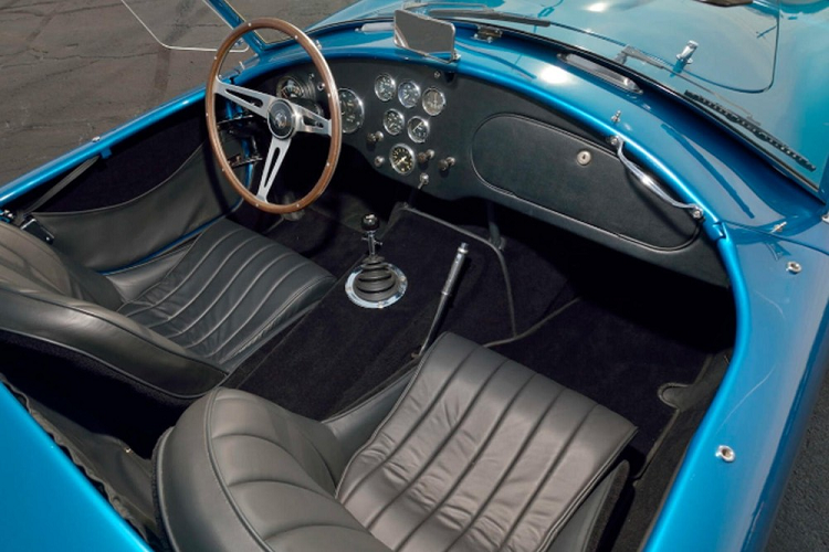 Khi Ford hoàn thành chế tạo chiếc xe trong năm 1964, họ bán nó cho chủ nhân đầu tiên, người đã sơn lại nó thành màu vàng và mang đi đua drag. Vài chủ nhân tiếp theo cũng cho chiếc Shelby Cobra hàng hiếm này tham gia đua drag nhưng rồi nó đã được nghỉ hưu hơn 30 năm trước.