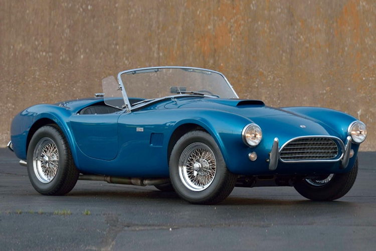 Mọi chiếc xe Shelby Cobra đều đặc biệt, tuy nhiên một số lại có phần đặc biệt hơn, và chiếc mà chúng ta nói đến ở đây chính là như thế. Nó là một chiếc Shelby Cobra 289 đời 1963 rất hiếm từng được sử dụng bởi hãng Ford cho mục đích triển lãm và biểu diễn. Nó sẽ được bán đấu giá tại sự kiện Mecum Auction's Indy 2020 trong tháng 6 này, và nó cũng là 1 trong số 580 chiếc từng được chế tạo qua giai đoạn 1965.
