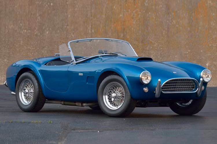 Mọi chiếc xe Shelby Cobra đều đặc biệt, tuy nhiên một số lại có phần đặc biệt hơn, và chiếc mà chúng ta nói đến ở đây chính là như thế. Nó là một chiếc Shelby Cobra 289 đời 1963 rất hiếm từng được sử dụng bởi hãng Ford cho mục đích triển lãm và biểu diễn. Nó sẽ được bán đấu giá tại sự kiện Mecum Auction's Indy 2020 trong tháng 6 này, và nó cũng là 1 trong số 580 chiếc từng được chế tạo qua giai đoạn 1965.