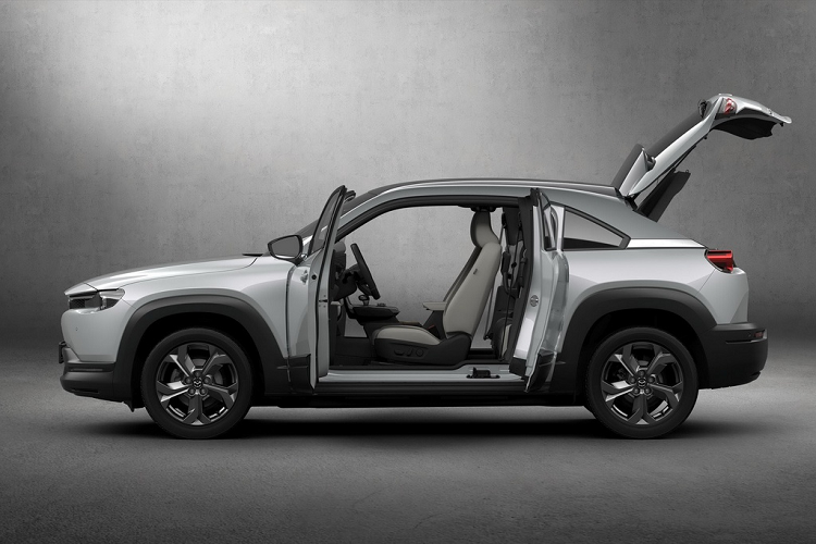 MX-30 sở hữu vòm bánh xe vuông vức nối với miếng ốp sơn màu tương phản. Mui xe sơn đen tương phản với phần còn lại của thân xe.