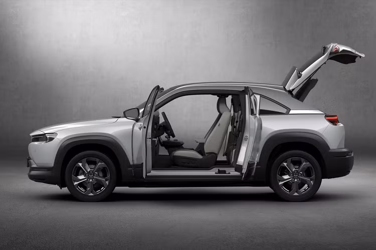 MX-30 sở hữu vòm bánh xe vuông vức nối với miếng ốp sơn màu tương phản. Mui xe sơn đen tương phản với phần còn lại của thân xe.