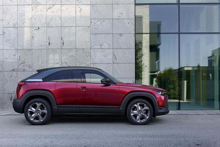 Mazda MX-30 có kích thước ngang ngửa với CX-30, các số đo dài x rộng x cao lần lượt là 4.395 mm x 1.795 mm x 1.570 mm. Chiều dài cơ sở đạt 2.655 mm. Chiếc SUV chạy điện đi kèm bộ mâm hợp kim kích thước 18 inch.