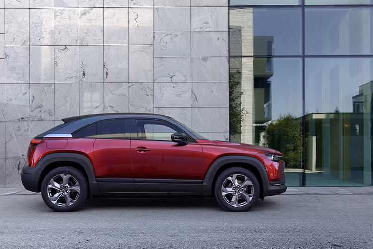 Mazda MX-30 có kích thước ngang ngửa với CX-30, các số đo dài x rộng x cao lần lượt là 4.395 mm x 1.795 mm x 1.570 mm. Chiều dài cơ sở đạt 2.655 mm. Chiếc SUV chạy điện đi kèm bộ mâm hợp kim kích thước 18 inch.