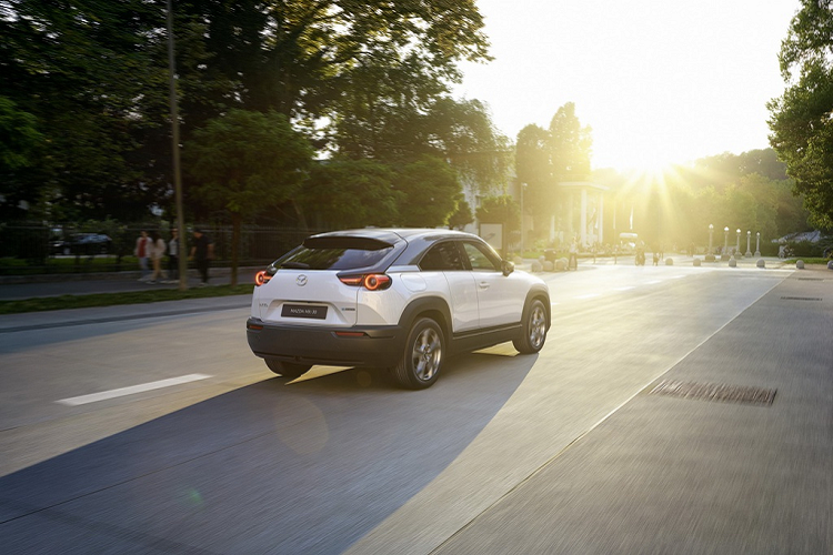 Trong vài năm gần đây, Mazda muốn vươn lên thành một hãng xe cao cấp. Bên cạnh việc phát triển nền tảng SkyActiv thế hệ mới, Mazda còn hướng đến những xu hướng của tương lai, trong đó có xe điện.