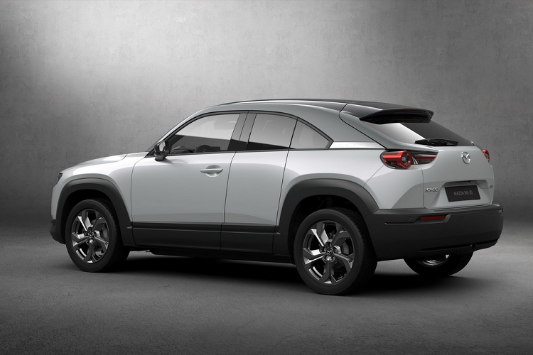 MX-30 được trang bị cửa kiểu mở ngược (suicide door) tương tự Rolls-Royce. Phần cửa sau của Mazda MX-30 có kích thước khá nhỏ, được lấy cảm hứng từ mẫu xe thể thao RX-8 lừng danh trong quá khứ.