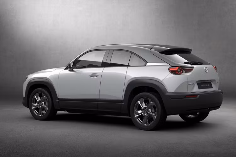 MX-30 được trang bị cửa kiểu mở ngược (suicide door) tương tự Rolls-Royce. Phần cửa sau của Mazda MX-30 có kích thước khá nhỏ, được lấy cảm hứng từ mẫu xe thể thao RX-8 lừng danh trong quá khứ.