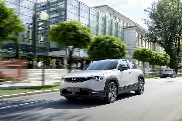 Hãng xe Nhật Bản sẽ phân phối mẫu xe điện Mazda MX-30 trong phiên bản First Edition tại Anh vào đầu năm 2021 với mức giá từ 39.340 USD. Khách hàng tại Anh có thể đặt trước mẫu xe điện đầu tiên của Mazda từ bây giờ. Theo Mazda, chỉ có 500 chiếc MX-30 First Edition được phân phối tại Anh.